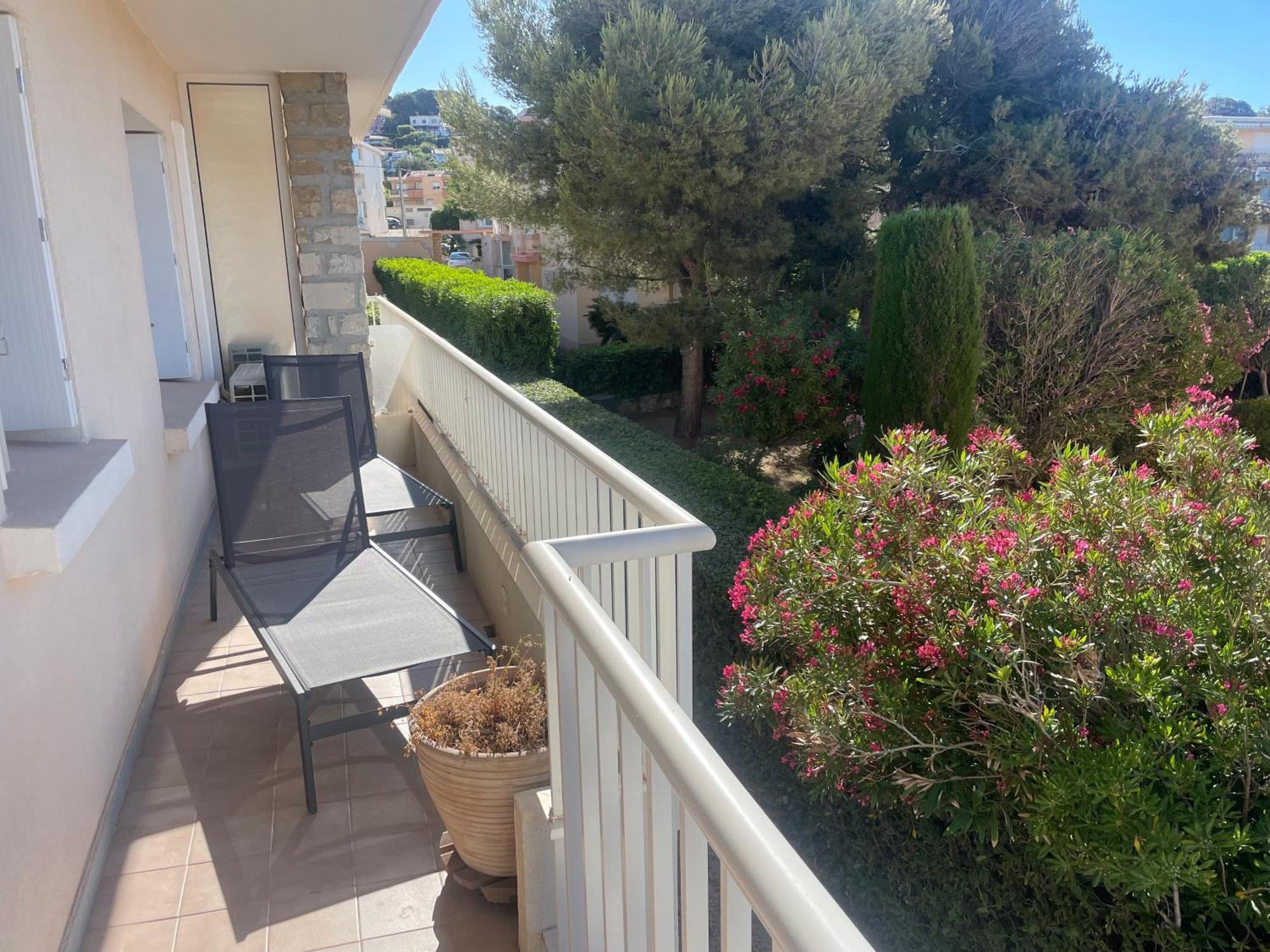 Apartment La *